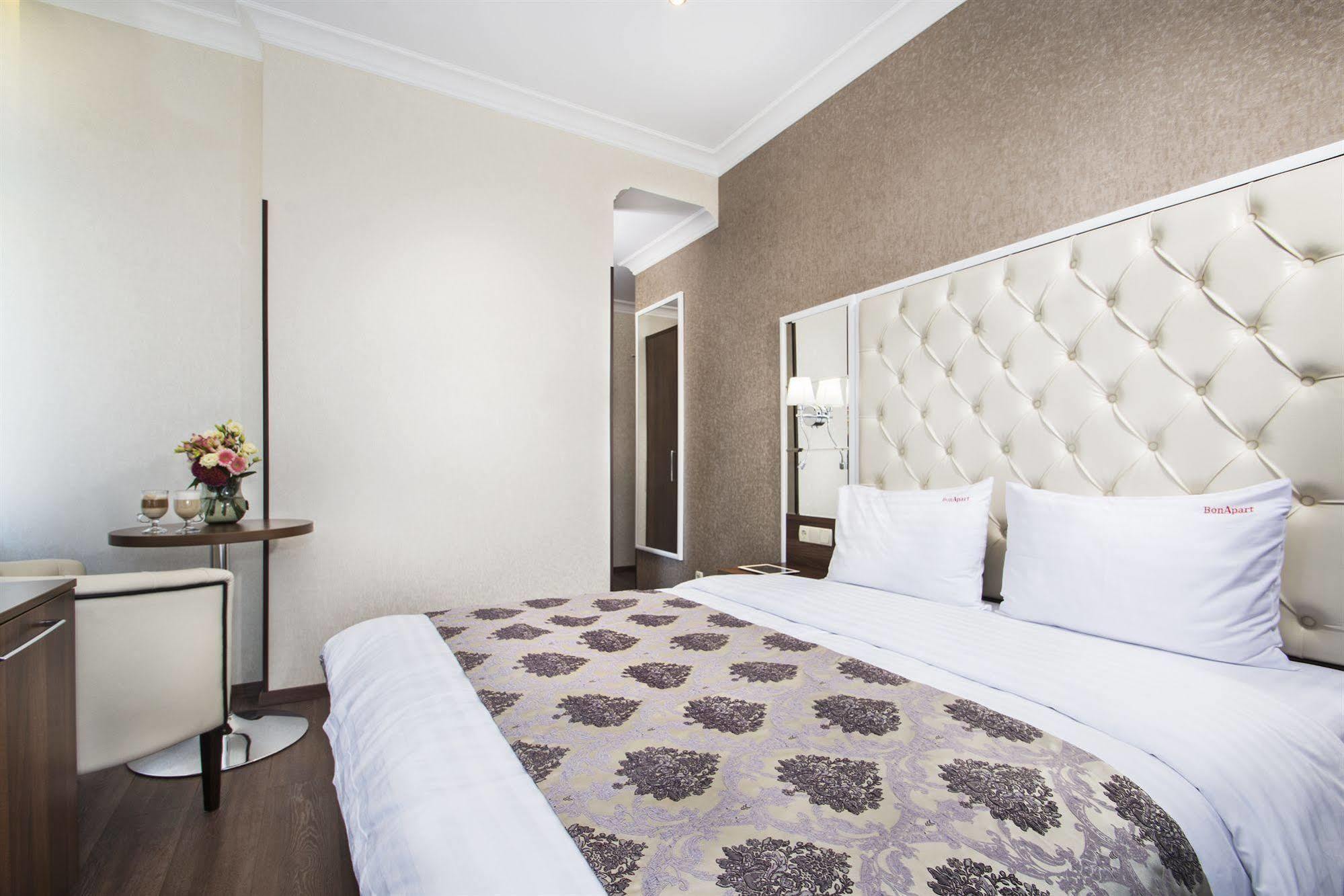 บอง อพาร์ท โฮเทล Hotel เคียฟ ภายนอก รูปภาพ